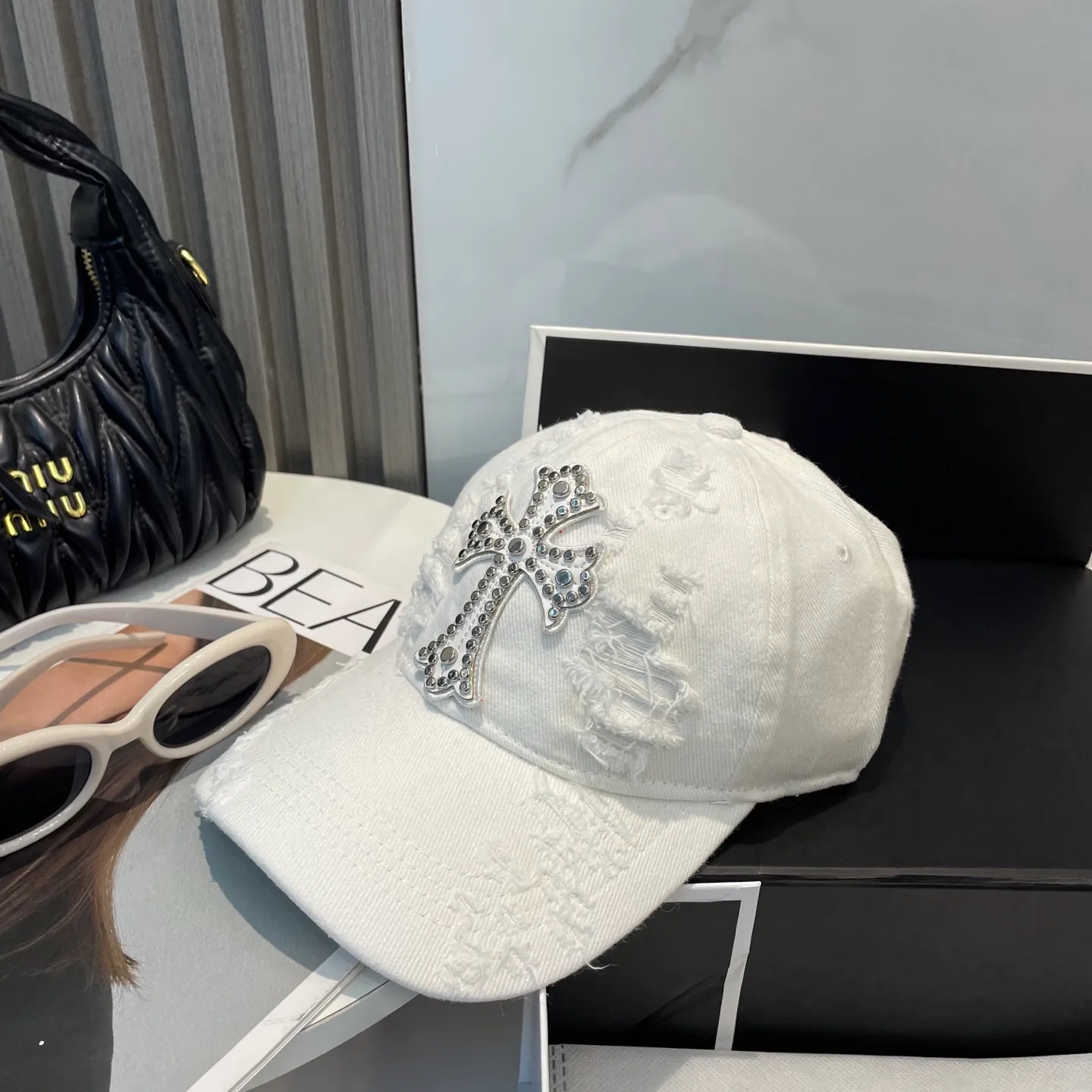 P66 Crow Heart 🆕🆕New baseball cap, stylish and classic cross logo, casual with a cool feeling, unisex style, same style for men and women! Very easy to match! Head circumference: 56-58cm is available